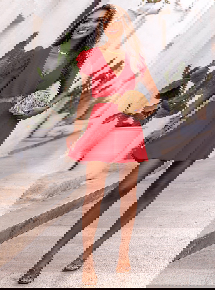 Malinowa sukienka z przekładanym...