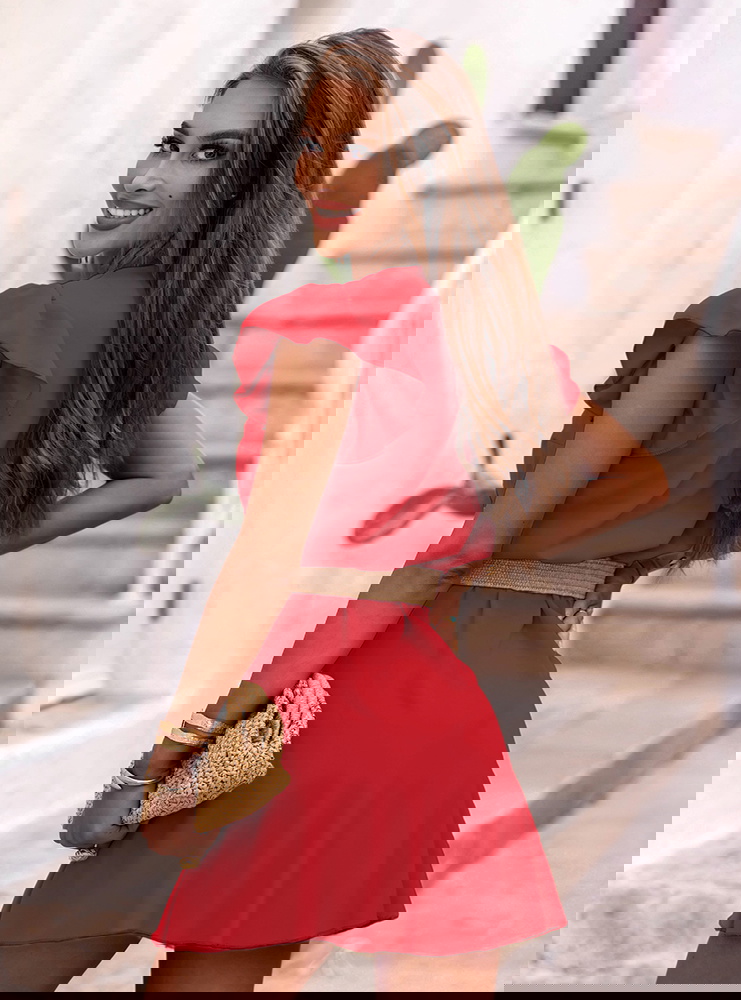 Malinowa sukienka z przekładanym...