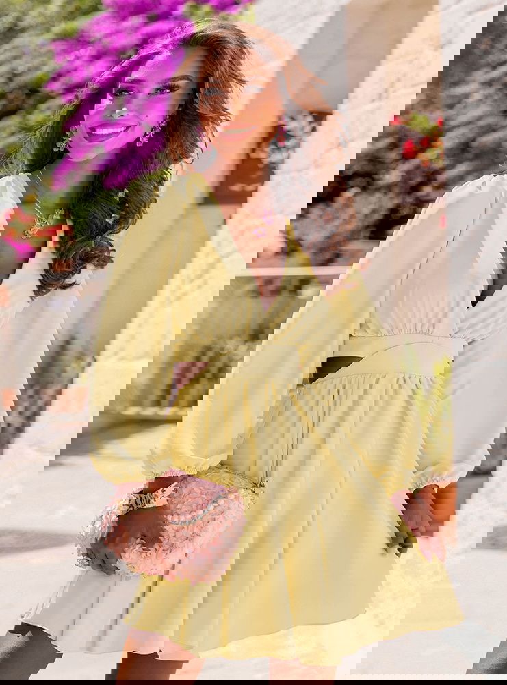 Sukienka rozkloszowana z wycięciem...