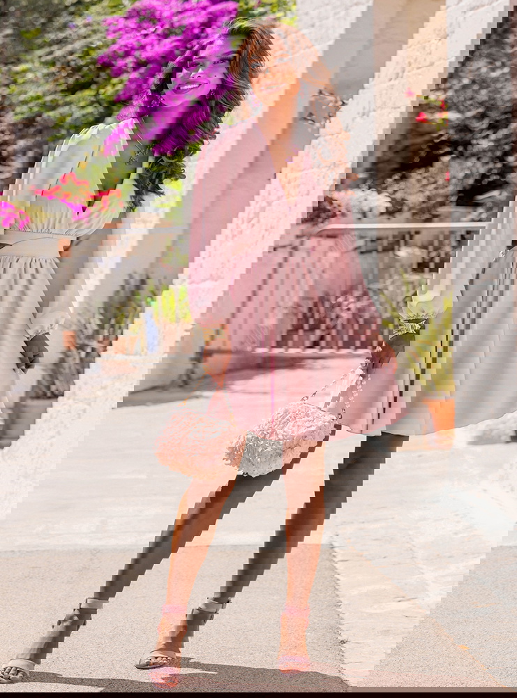 Pudrowa sukienka rozkloszowana z...