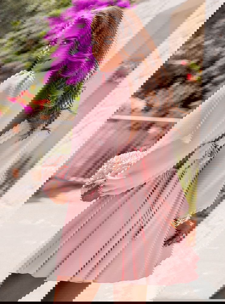 Pudrowa sukienka rozkloszowana z...