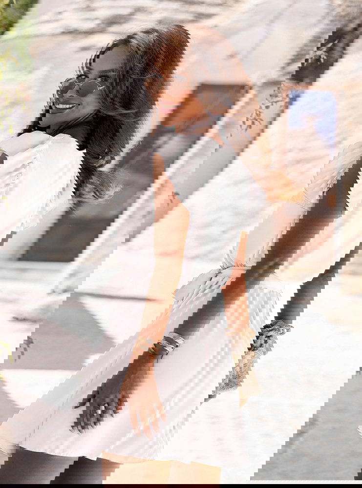 Biała sukienka z wiązaniem w talii...