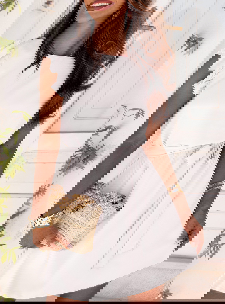 Biała sukienka z wiązaniem w talii...