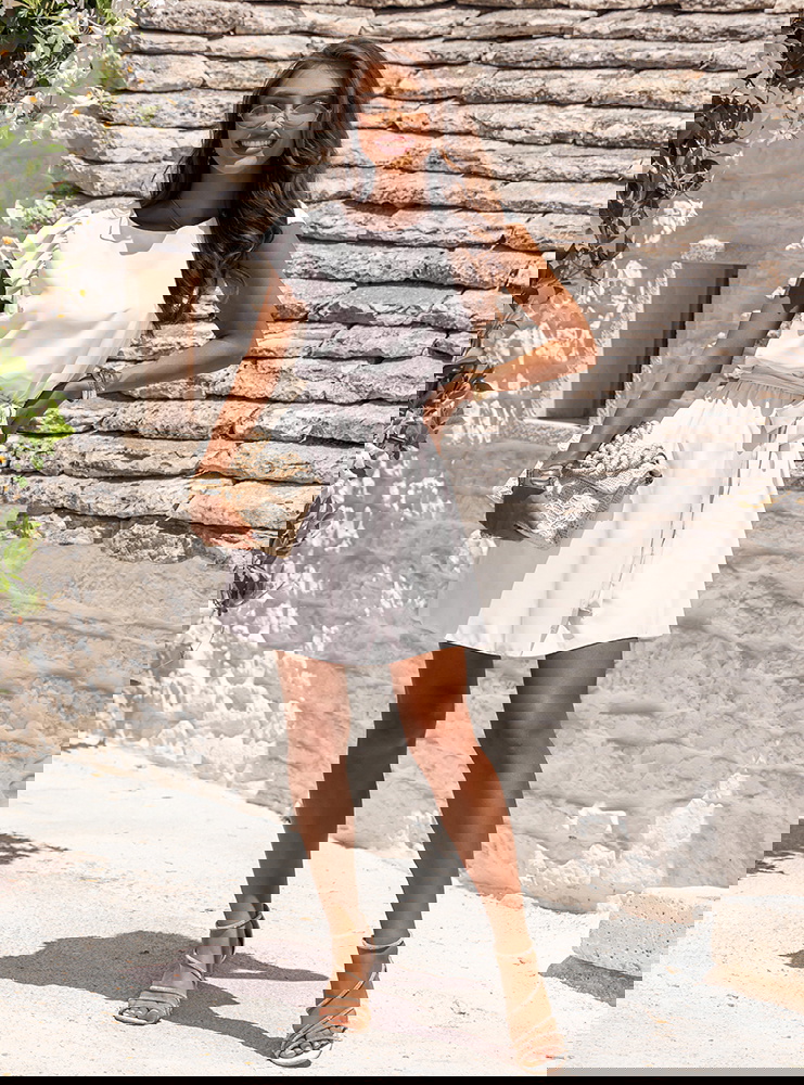 Biała sukienka z wiązaniem w talii...