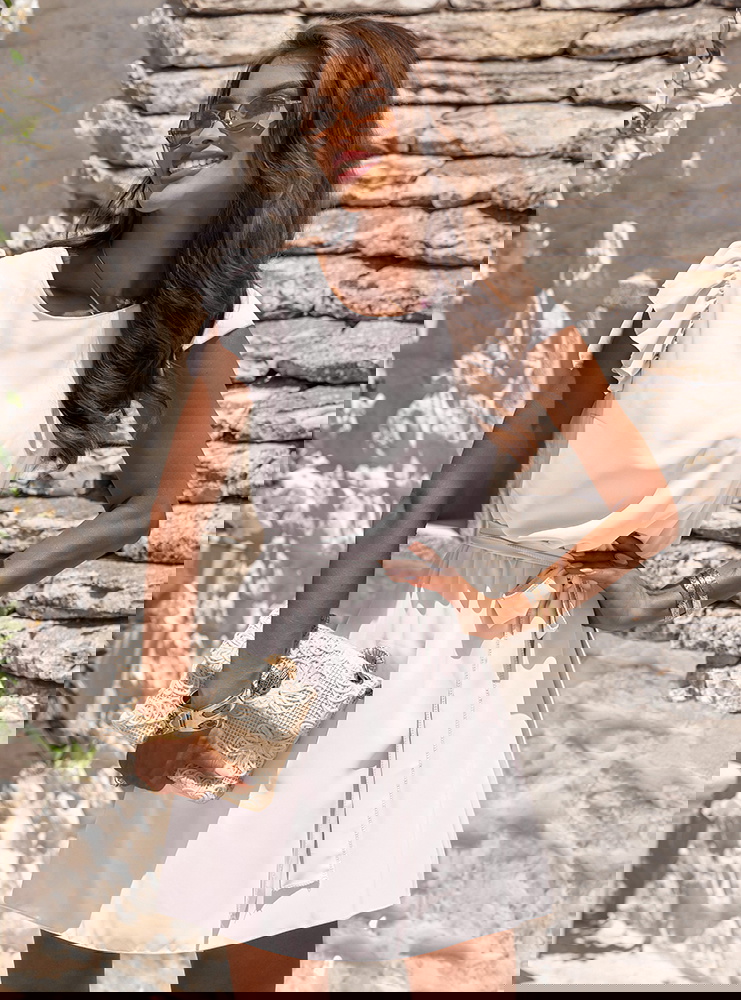 Biała sukienka z wiązaniem w talii...