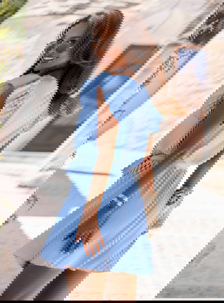 Błękitna sukienka z wiązaniem w talii...