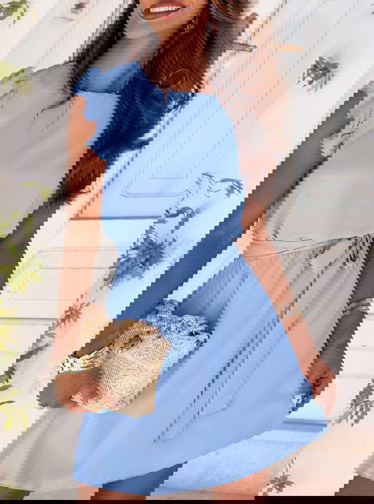 Błękitna sukienka z wiązaniem w talii...