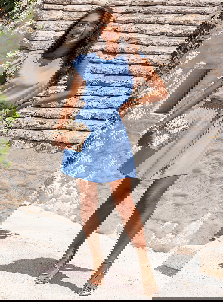 Błękitna sukienka z wiązaniem w talii...