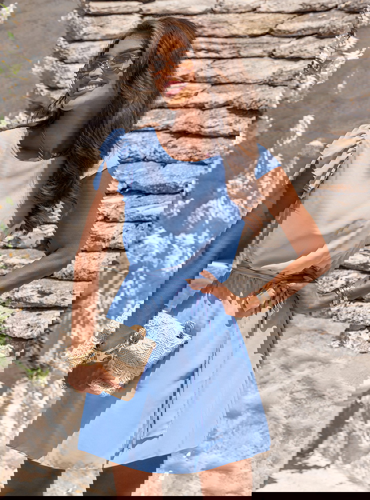 Błękitna sukienka z wiązaniem w talii...