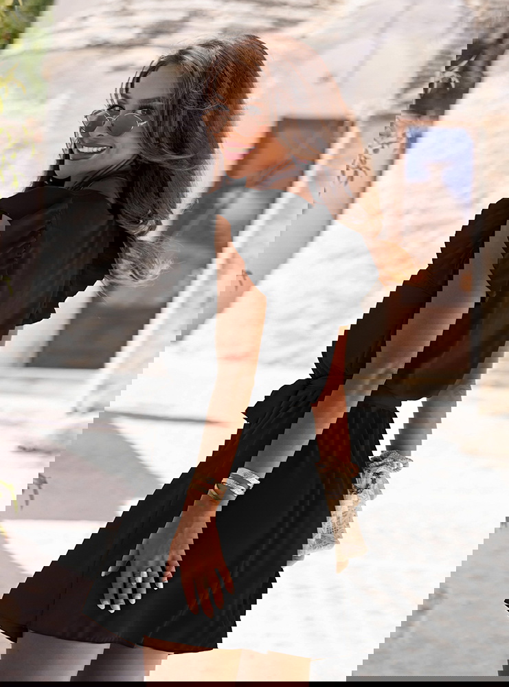 Czarna sukienka z wiązaniem w talii...