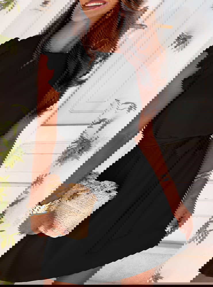 Czarna sukienka z wiązaniem w talii...