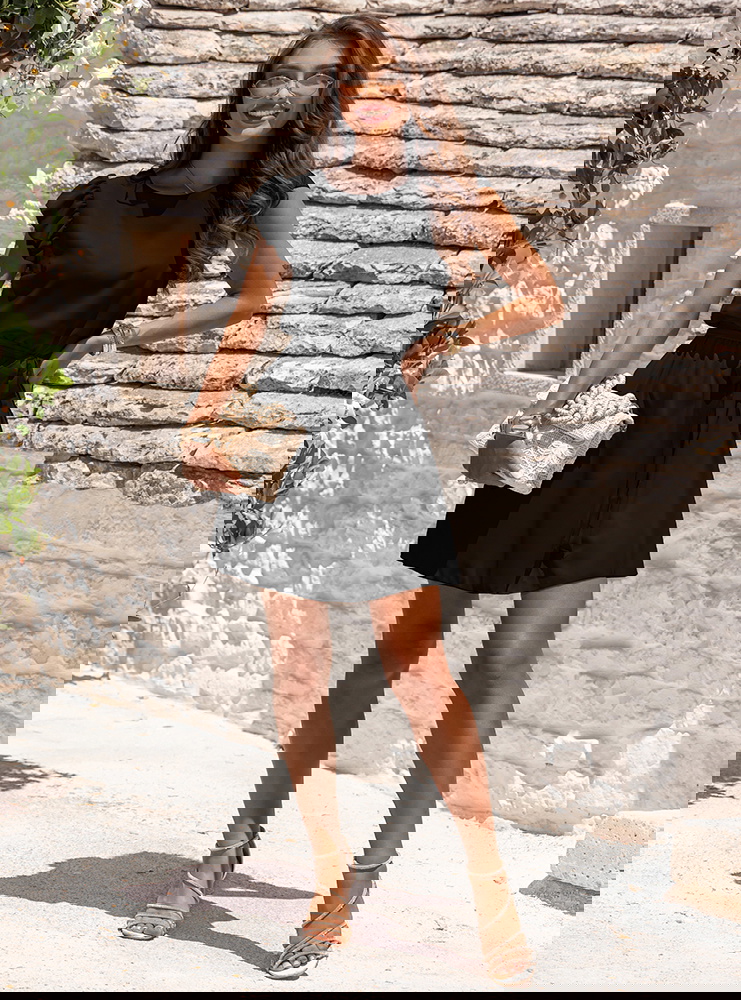 Czarna sukienka z wiązaniem w talii...