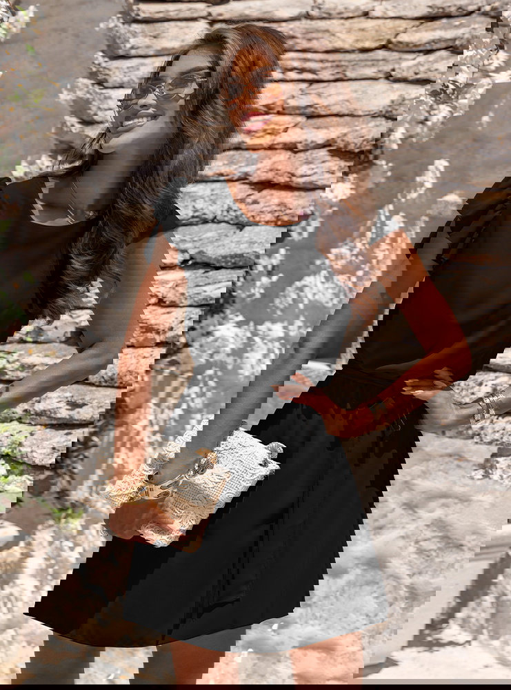 Czarna sukienka z wiązaniem w talii...