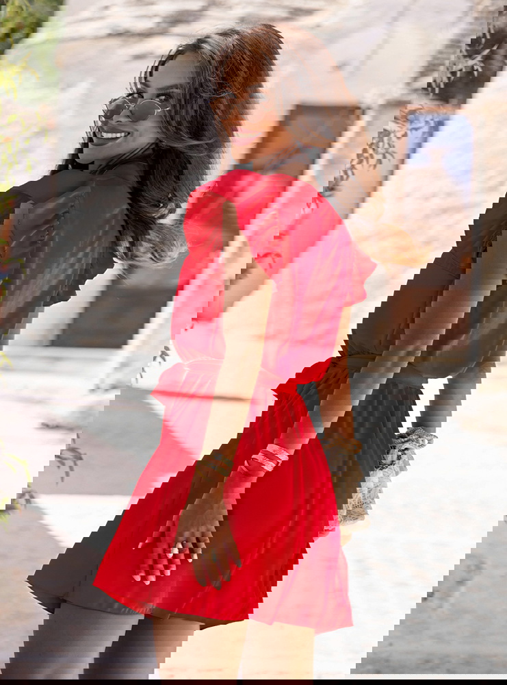 Malinowa sukienka z wiązaniem w talii...