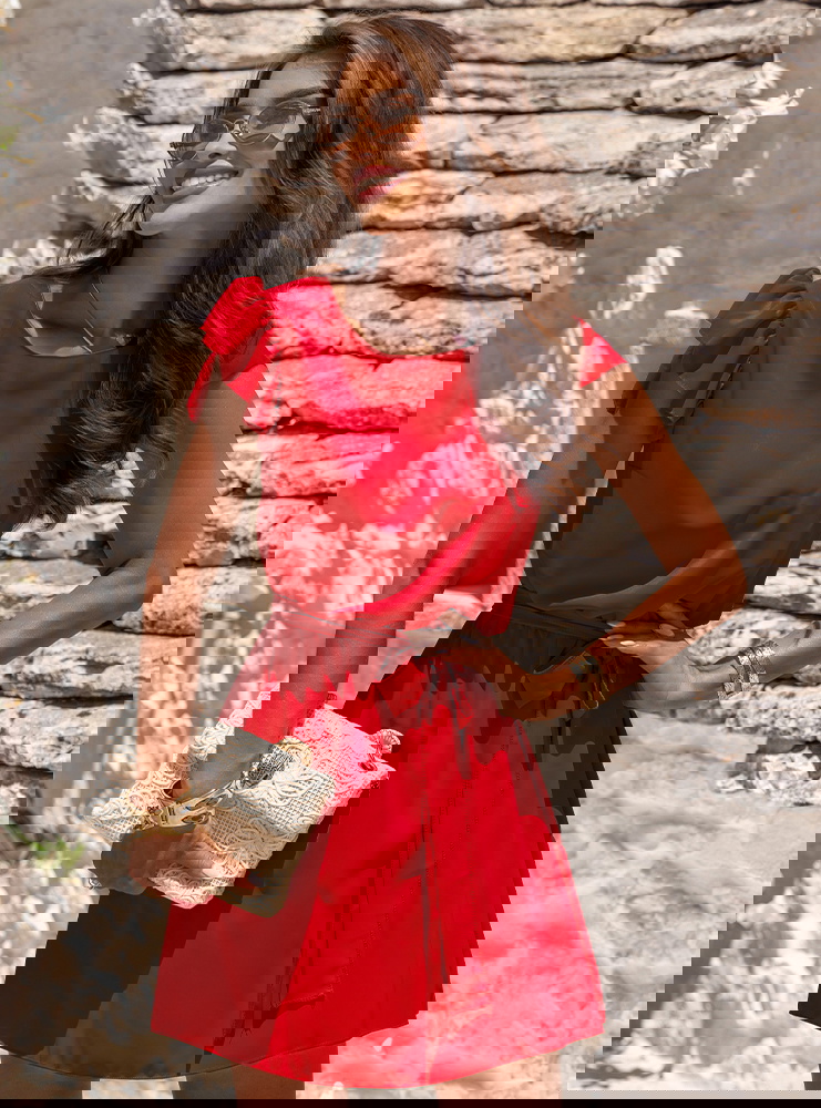 Malinowa sukienka z wiązaniem w talii...