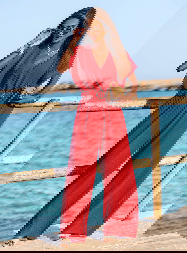 Malinowy kombinezon z długimi...