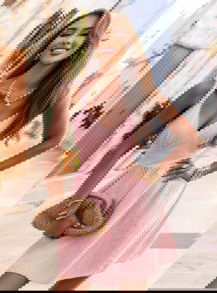 Pudrowa rozkloszowana sukienka na...