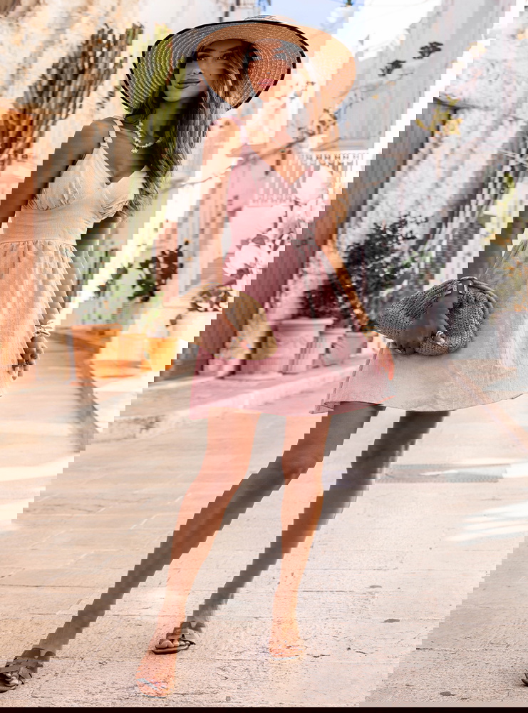 Pudrowa rozkloszowana sukienka na...