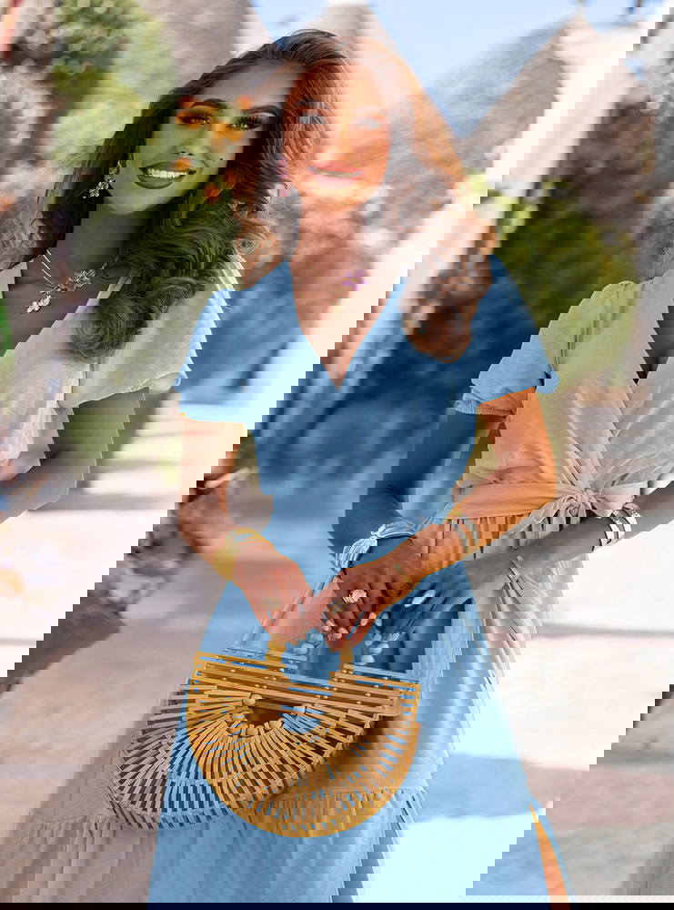 Błękitna długa rozkloszowana sukienka...