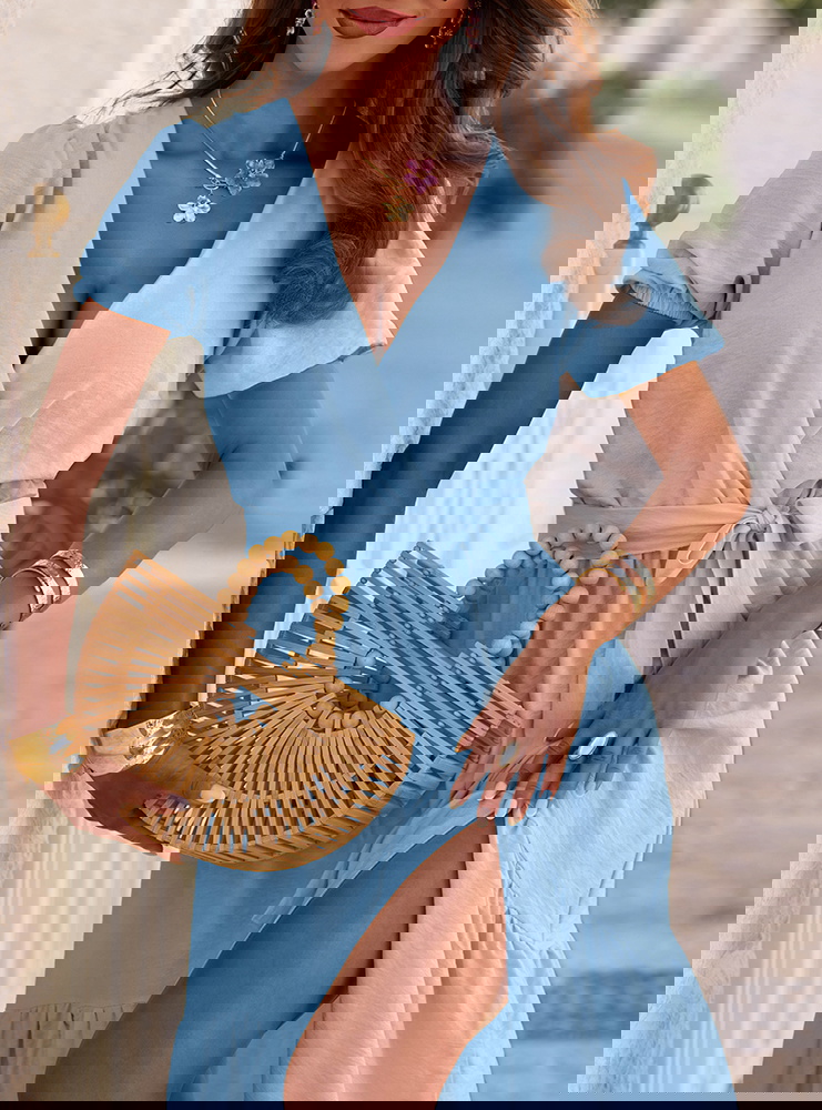 Błękitna długa rozkloszowana sukienka...