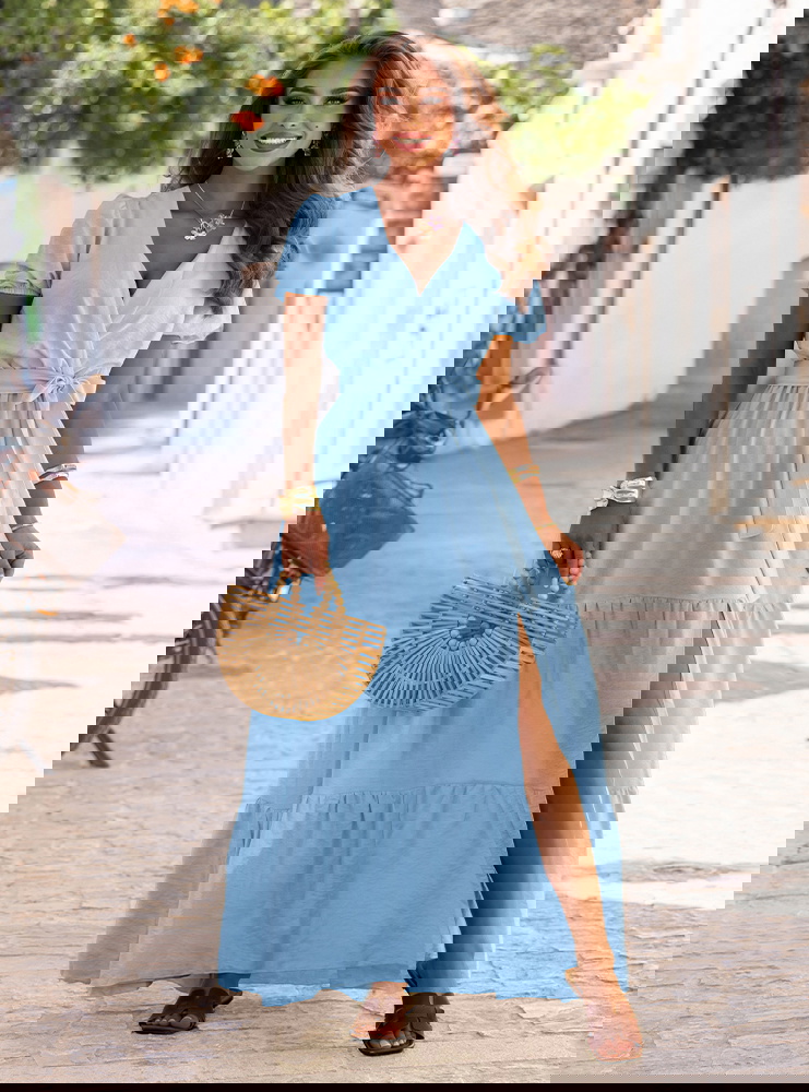 Błękitna długa rozkloszowana sukienka...