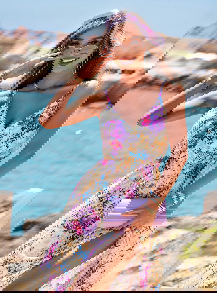 Długa wzorzysta sukienka na...