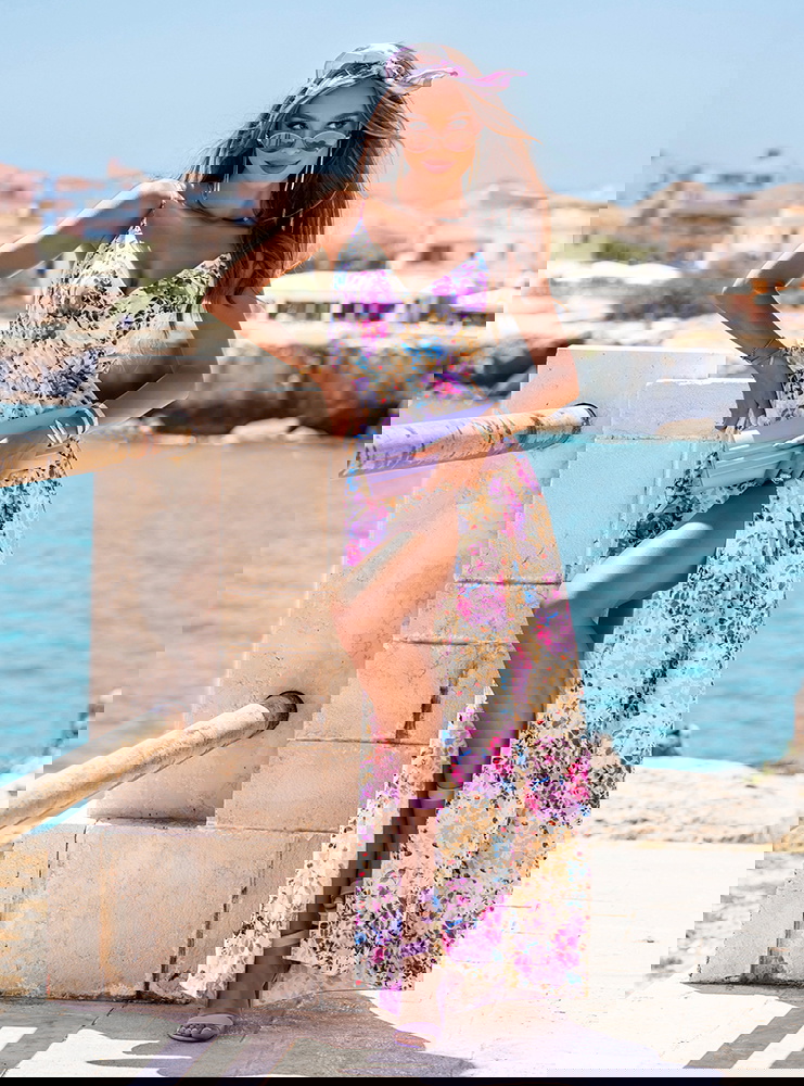 Długa wzorzysta sukienka na...