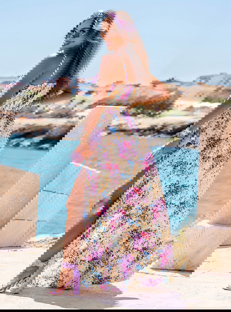 Długa wzorzysta sukienka na...