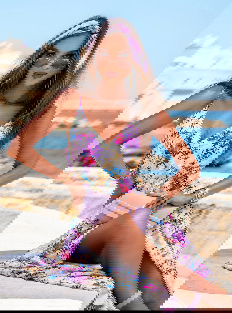 Długa wzorzysta sukienka na...