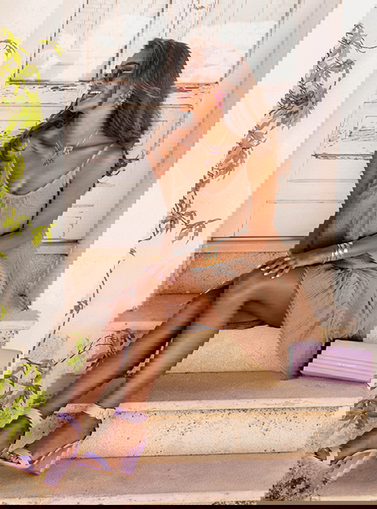 Rozkloszowana sukienka mini na...