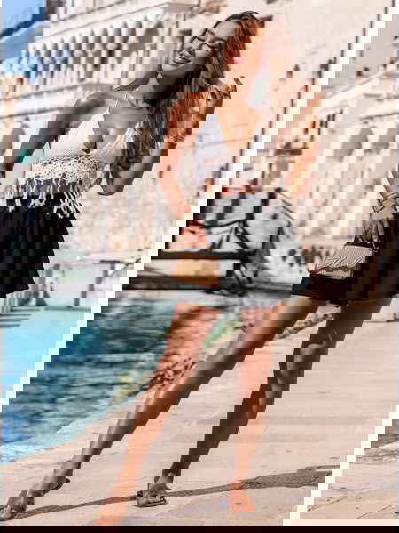 Czarne prążkowane spodenki... 2