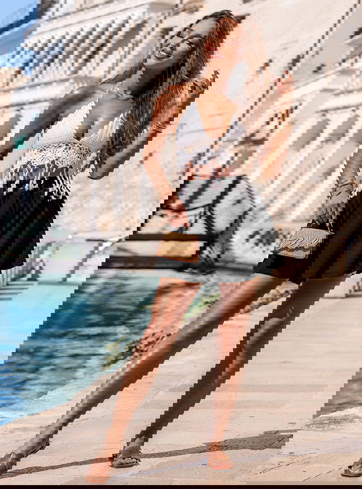 Czarne prążkowane spodenki z gumką w...