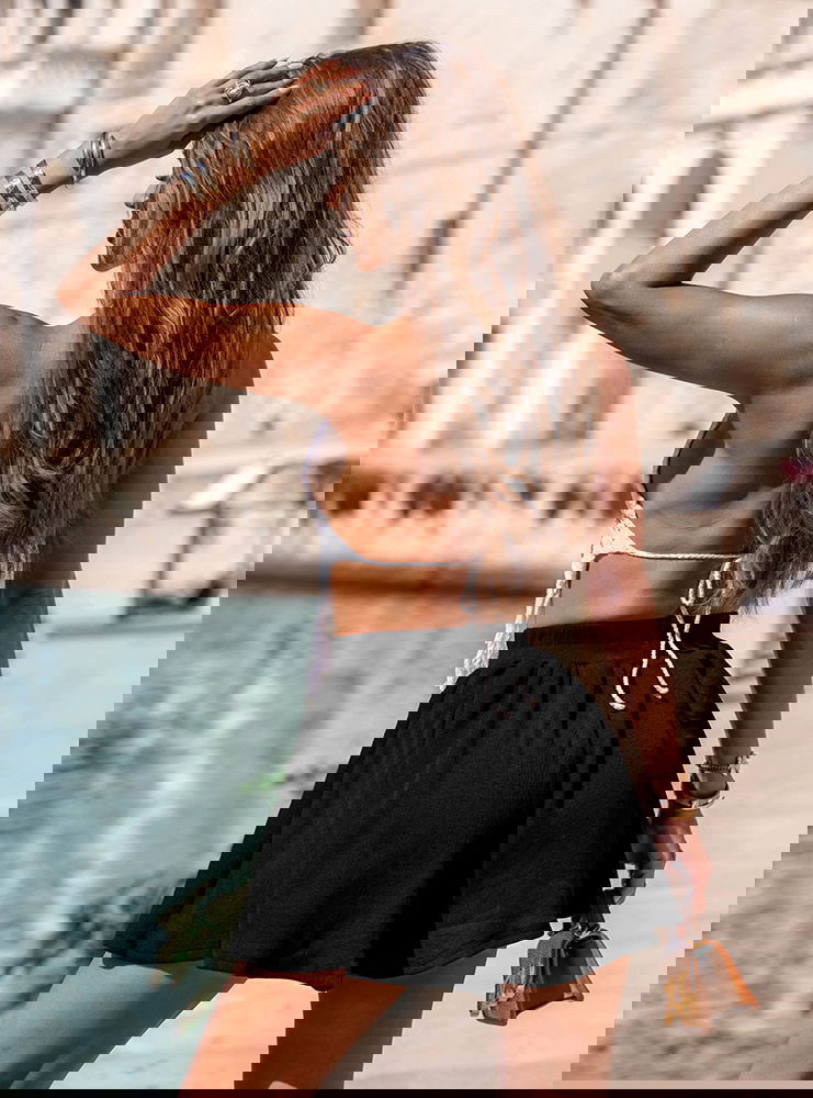 Czarne prążkowane spodenki z gumką w...