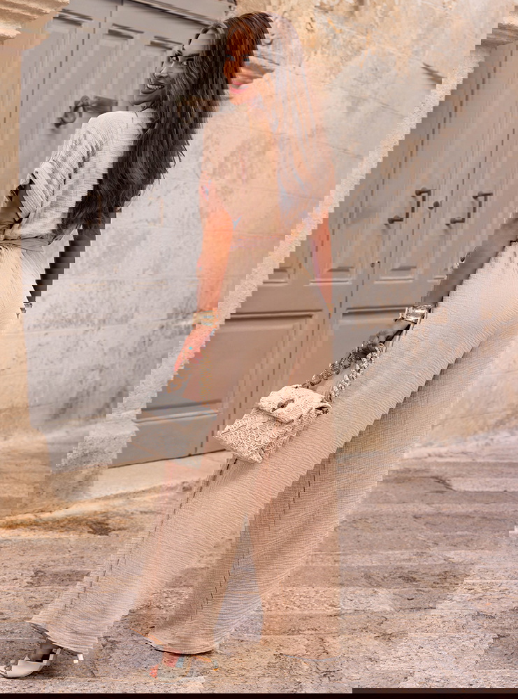 Beżowy kombinezon z długimi nogawkami...