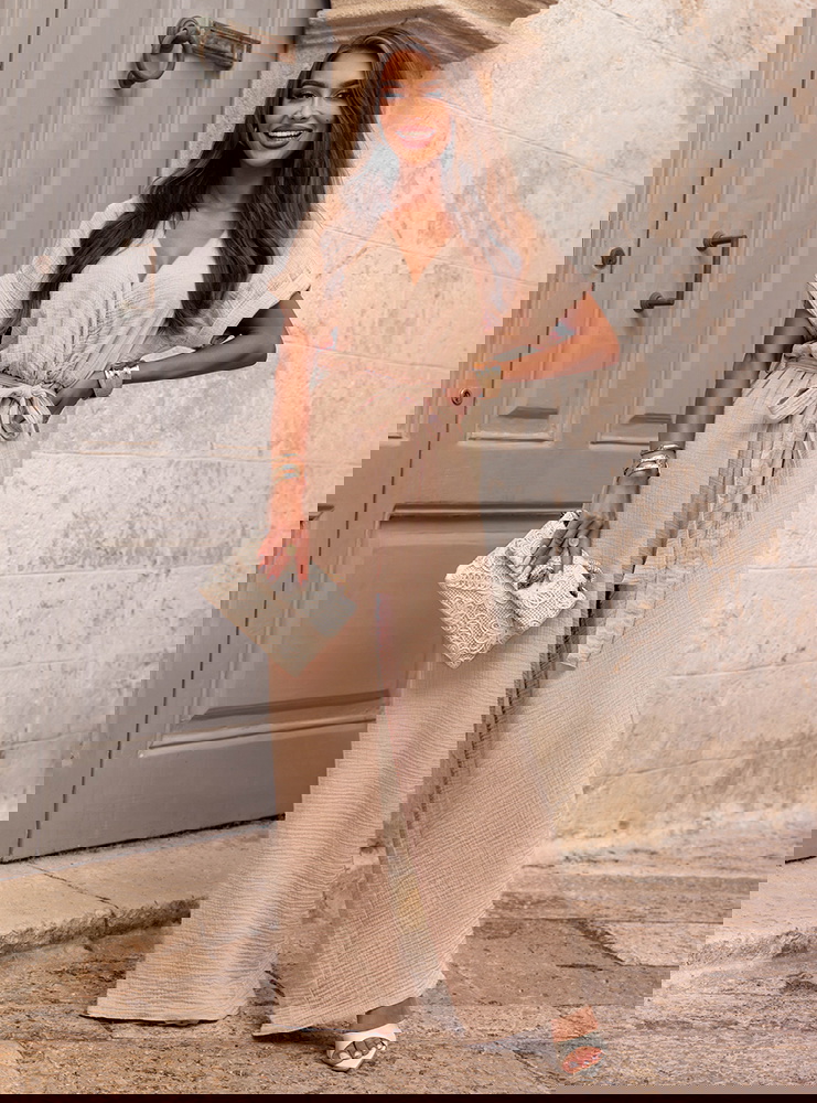 Beżowy kombinezon z długimi nogawkami...