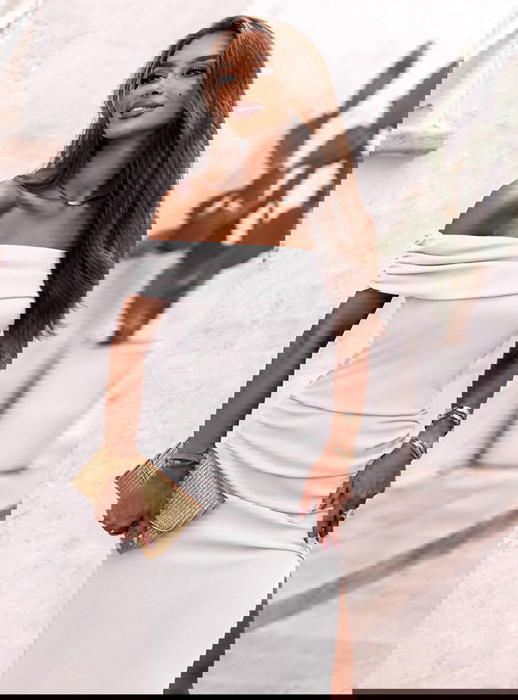 Biała długa dopasowana sukienka z...