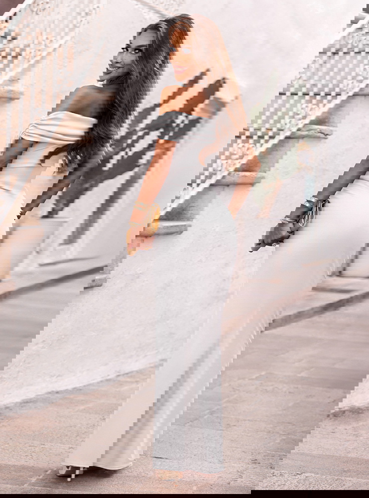 Biała długa dopasowana sukienka z...