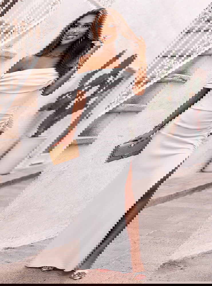 Biała długa dopasowana sukienka z...