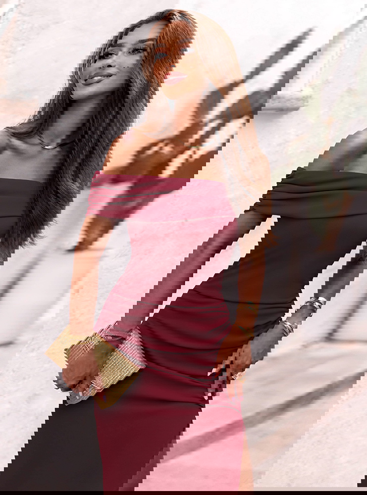 Bordowa długa dopasowana sukienka z...