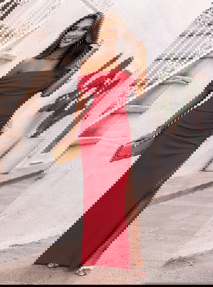 Malinowa długa dopasowana sukienka z...