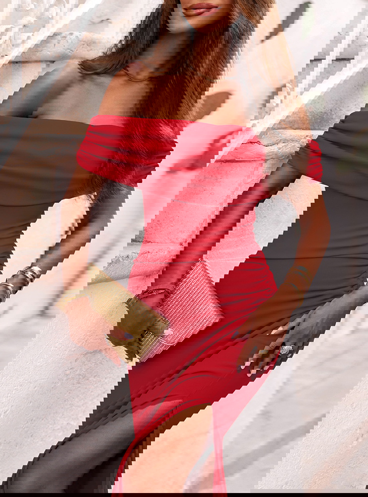 Malinowa długa dopasowana sukienka z...