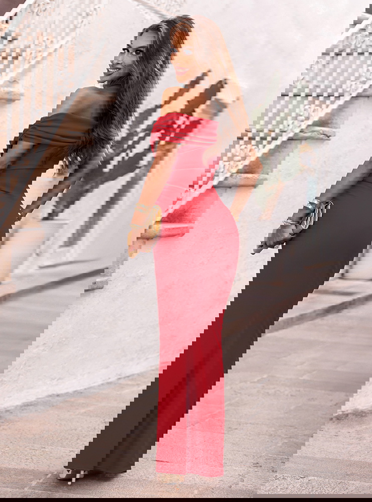 Malinowa długa dopasowana sukienka z...