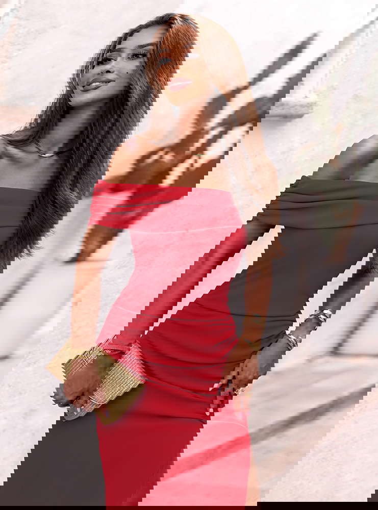 Malinowa długa dopasowana sukienka z...