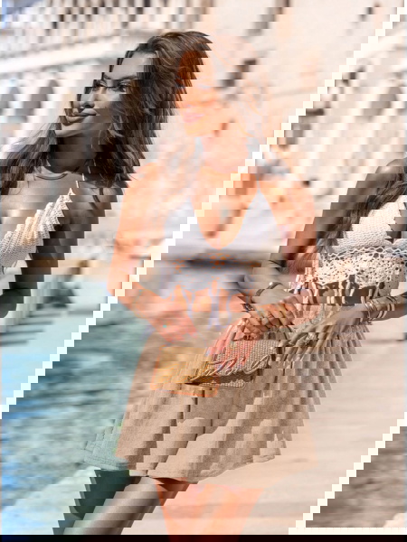 Beżowe prążkowane spodenki... 2