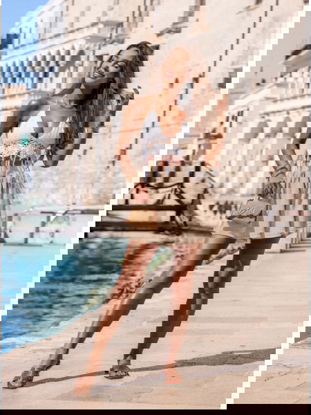 Beżowe prążkowane spodenki...