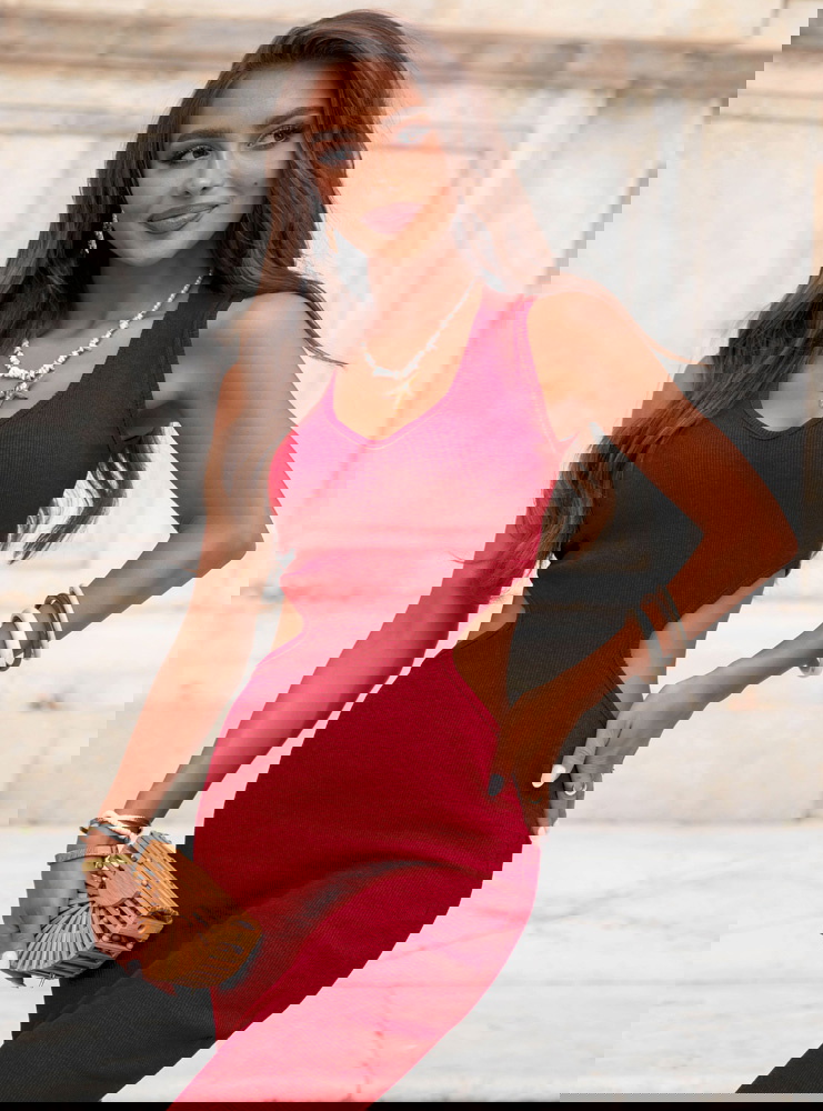 Malinowa sukienka midi z wycięciem na...