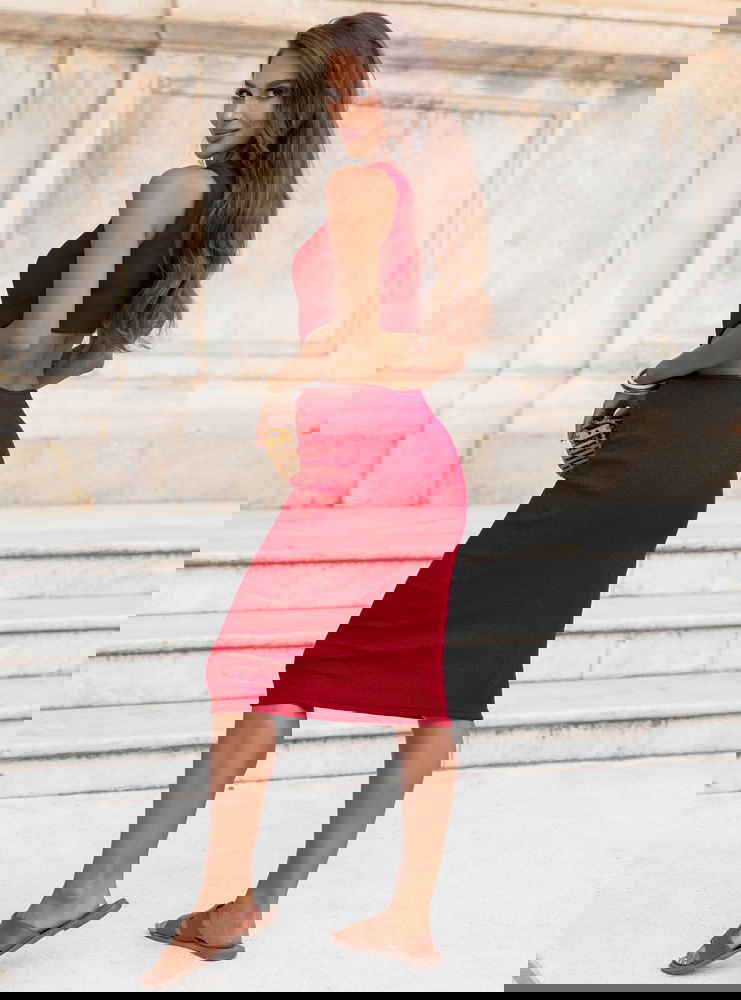 Malinowa sukienka midi z wycięciem na...