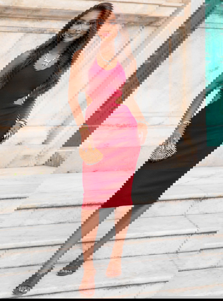 Malinowa sukienka midi z wycięciem na...