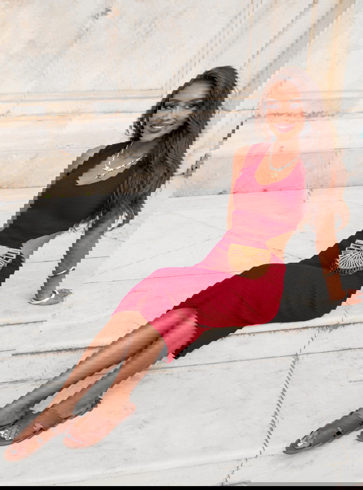 Malinowa sukienka midi z wycięciem na...