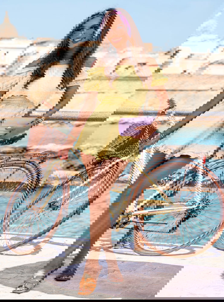 Muślinowy kombinezon z gumką w talii...